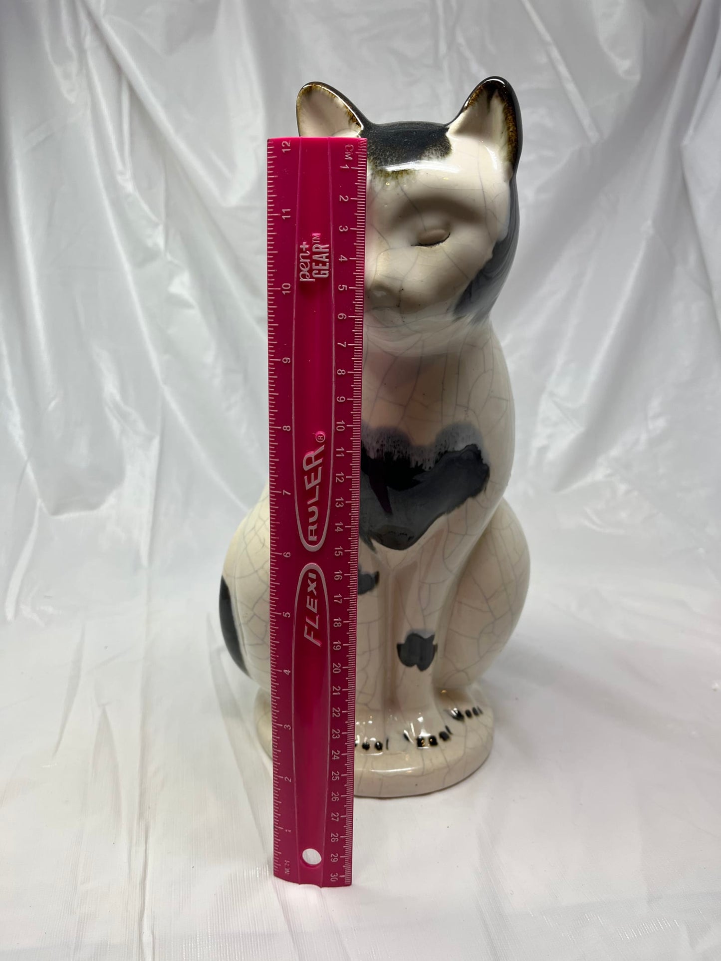 Williamsburg Global Views Ceramic Cat Figurine – Gray Crackle