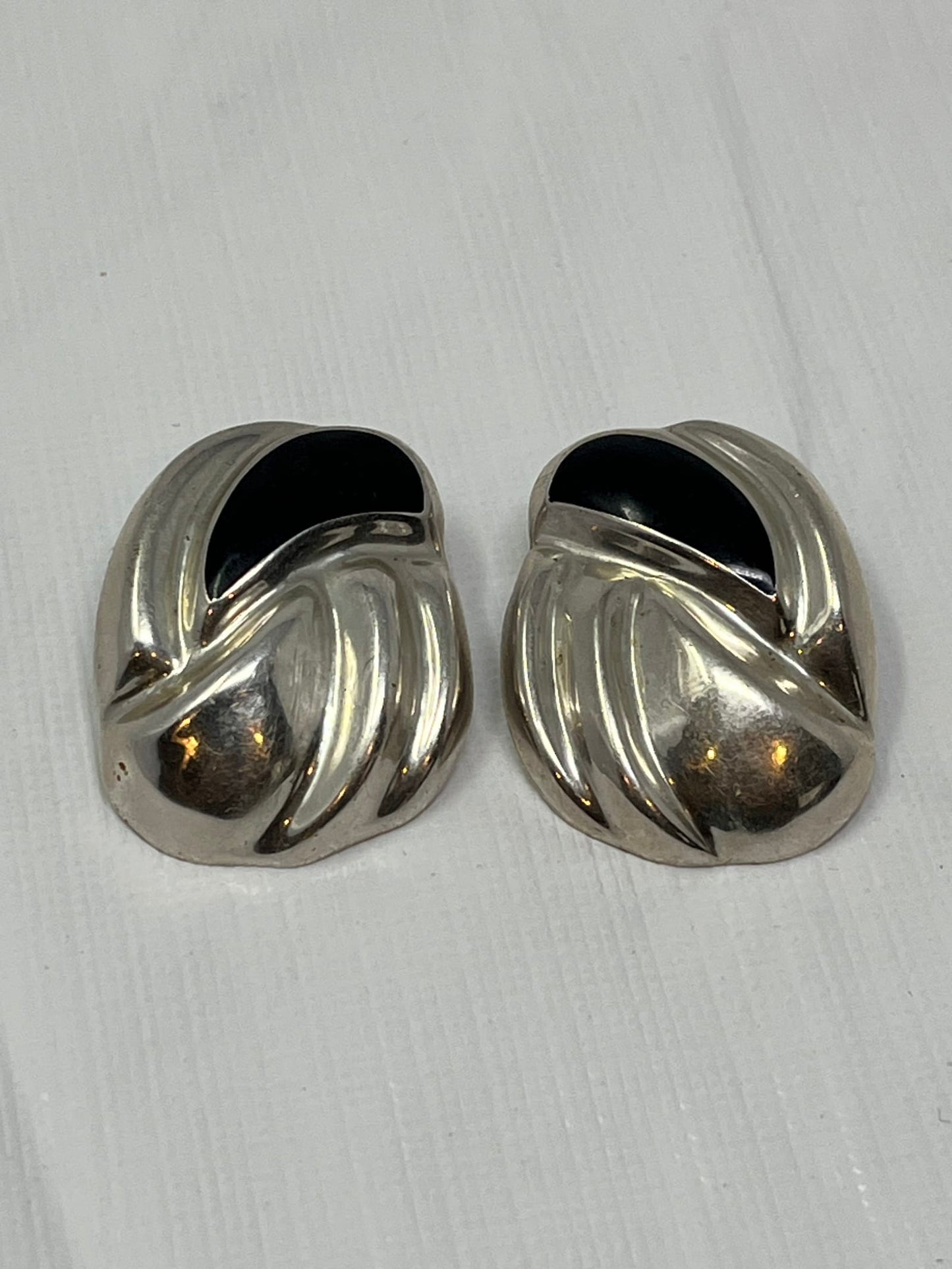 Gently Used Store – Vintage Mexico Sterling Silver Clip-on Earrings 22g – Black Enamel Signed Mexico 925 – Earrings