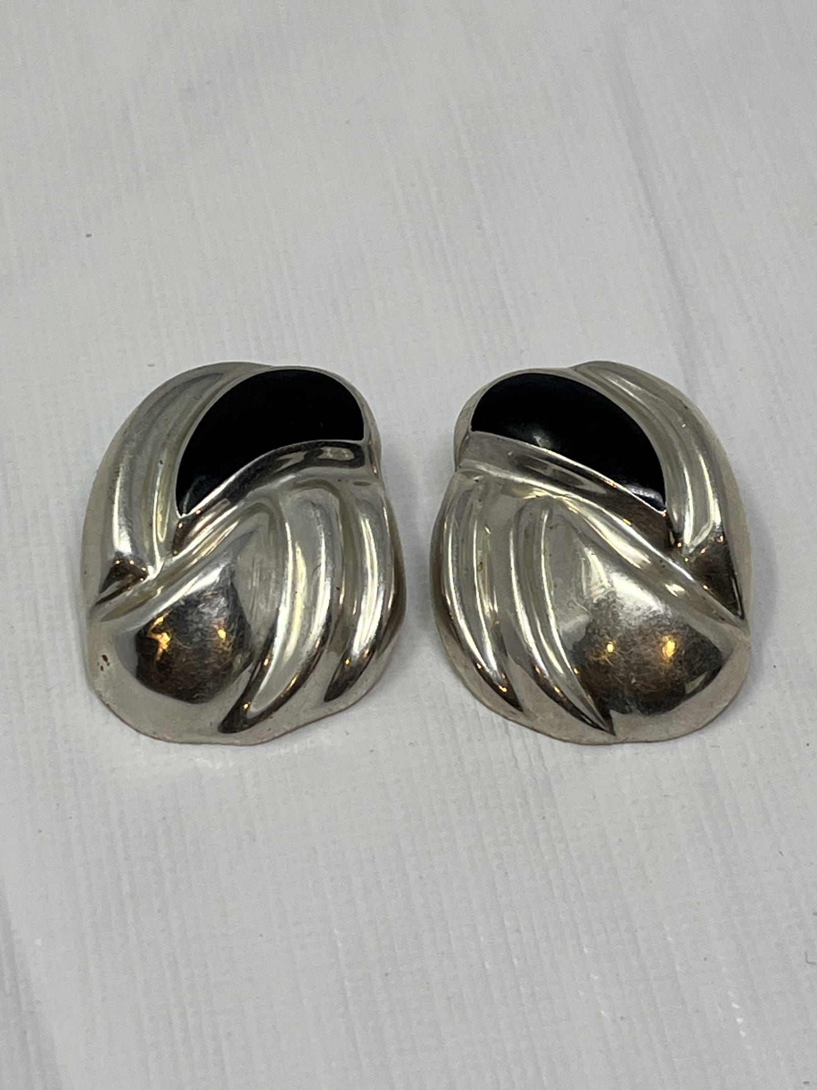 Gently Used Store – Vintage Mexico Sterling Silver Clip-on Earrings 22g – Black Enamel Signed Mexico 925 – Earrings