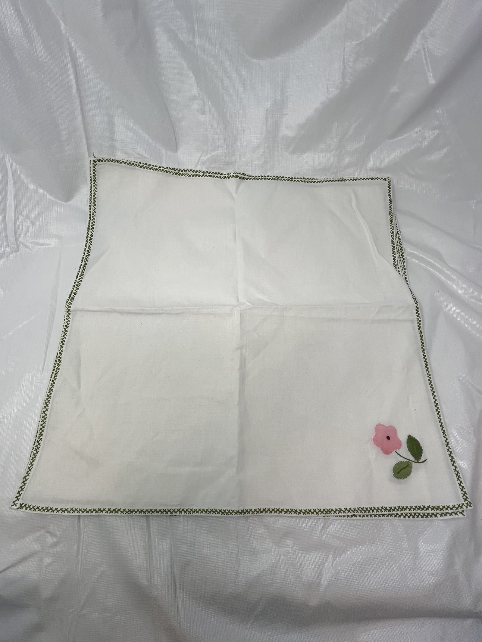 Gently Used Store – Set of 5 Vintage Linen Napkins Pink Appliqué Green Embroidery 14" – Linens & Bedding – Used