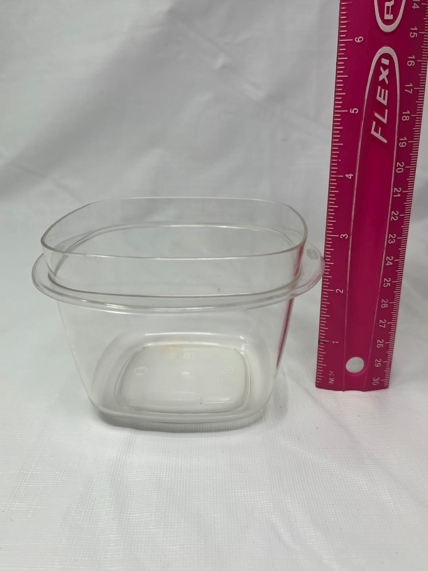 Rubbermaid Premier Storage Square Container 2 Cup Clear w/ Black Lid FG7H75