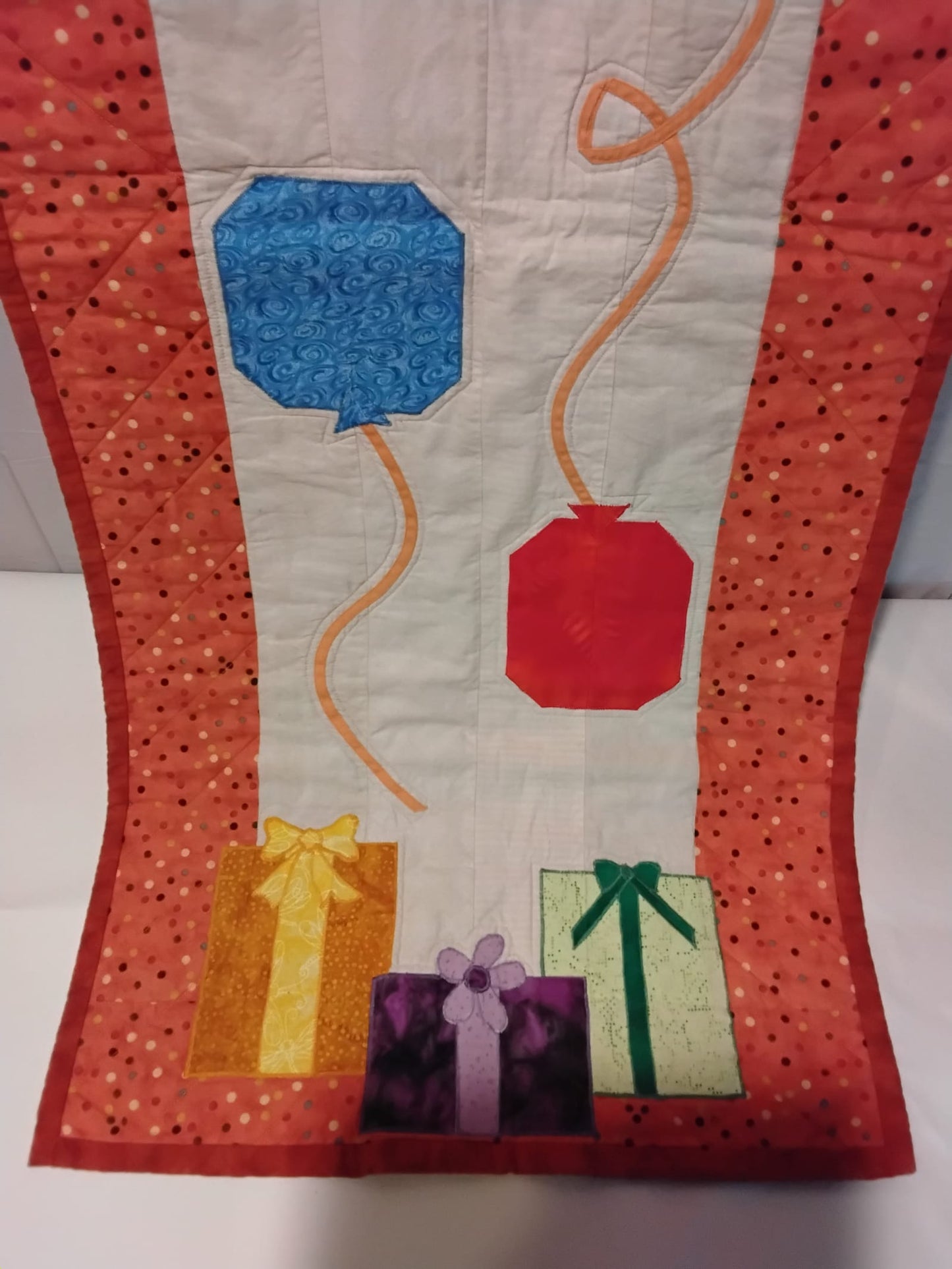 Gently Used Thrift Store – Handmade Quilted Table Runner/bed Scarf Appliqué Gifts & Balloons 47"x19" – Linens & Bedding