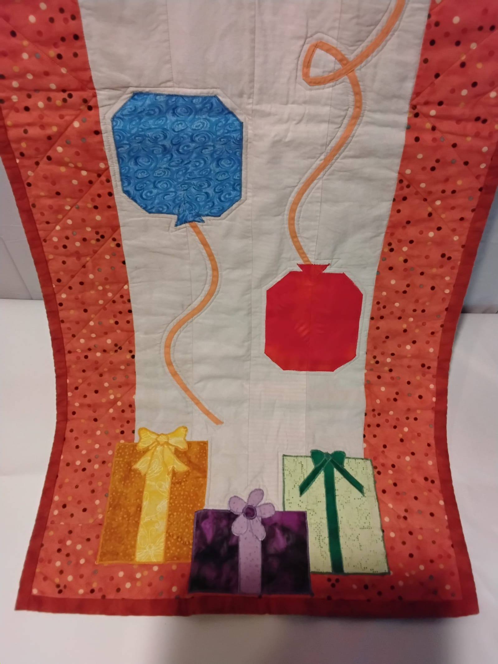 Gently Used Thrift Store – Handmade Quilted Table Runner/bed Scarf Appliqué Gifts & Balloons 47"x19" – Linens & Bedding