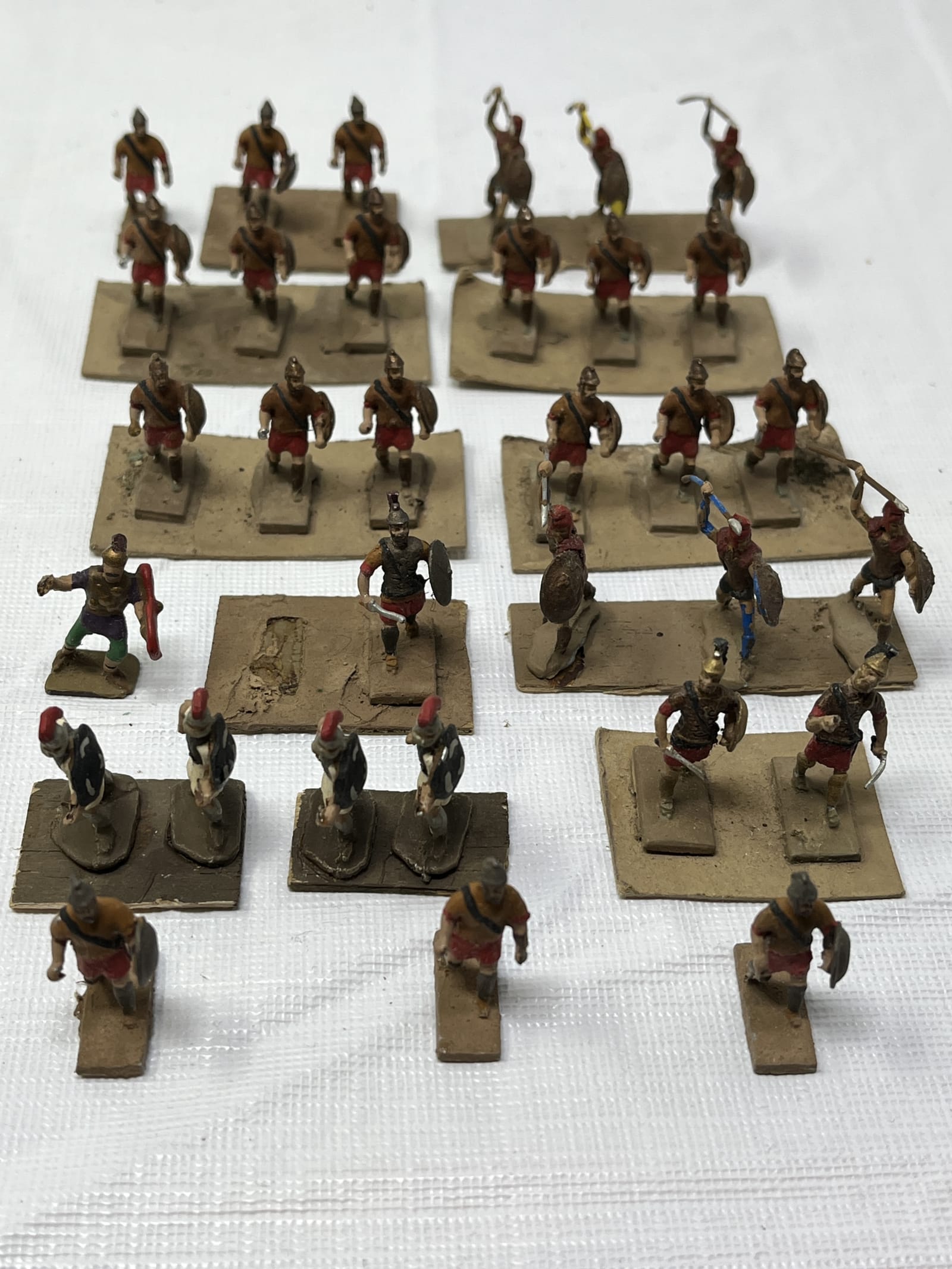 Gently Used Thrift Store – Mixed Lot Vintage Wargame Miniatures 3cm Metal Plastic Weapons Included – Collectibles – Used